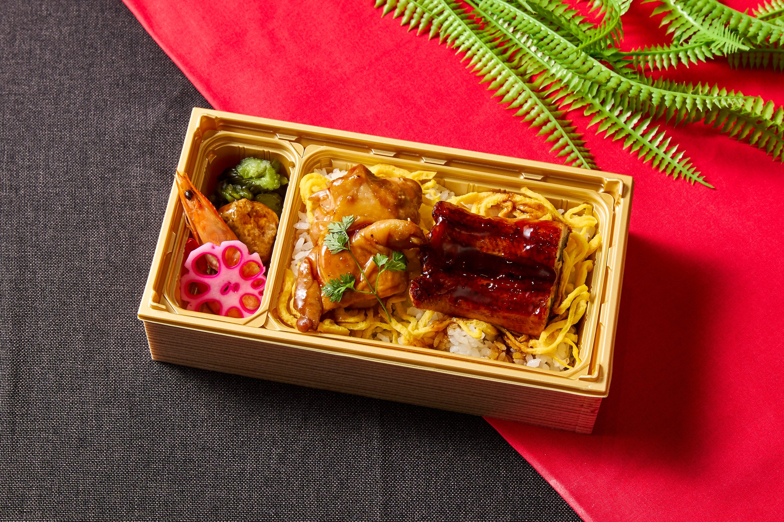 炭焼きうなぎと照り焼きを盛り付けた宅配弁当