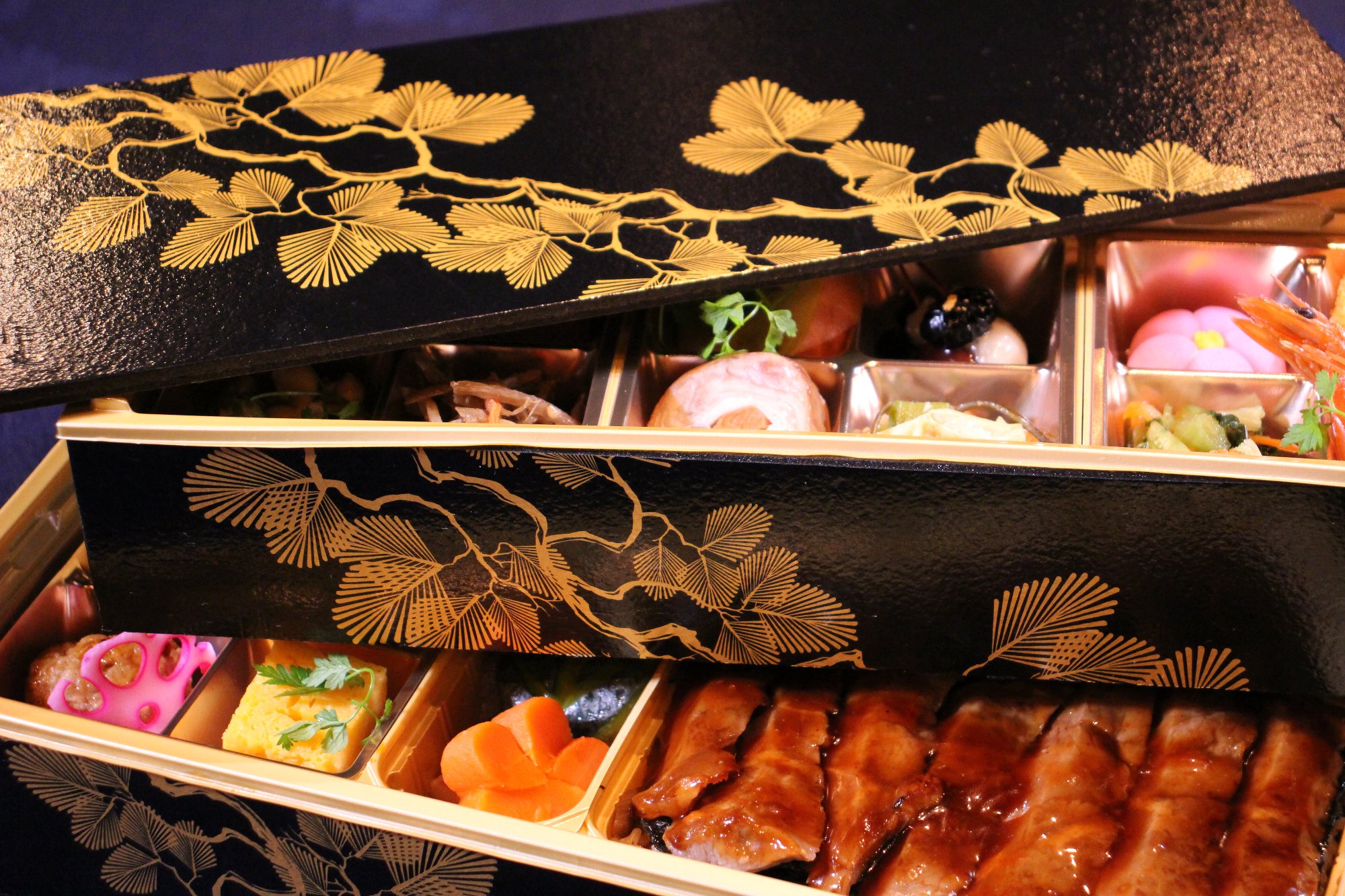金彩の蒔絵が施された二段重の高級仕出し弁当